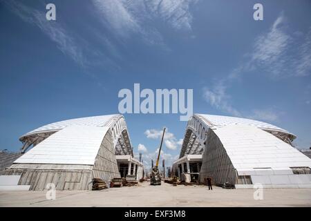 Sotchi. Le 13 juillet, 2015. Photo prise le 13 juillet 2015 présente le site de reconstruction du stade olympique Fisht, à Sochi en Russie. Stade olympique Fisht a été construit pour le 22e Jeux Olympiques d'hiver à Sotchi en 2014. Le stade est maintenant fermé pour la reconstruction de la Coupe des Confédérations 2017 et 2018 le championnat de football du monde. Crédit : Li Ming/Xinhua/Alamy Live News Banque D'Images