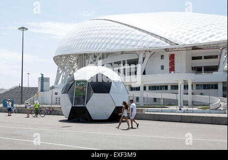 Sochi, Russie. Le 13 juillet, 2015. Les gens marchent à l'extérieur du stade olympique Fisht à Sotchi, Russie, le 13 juillet 2015. Stade olympique Fisht a été construit pour le 22e Jeux Olympiques d'hiver à Sotchi en 2014. Le stade est maintenant fermé pour la reconstruction de la Coupe des Confédérations 2017 et 2018 le championnat de football du monde. Crédit : Li Ming/Xinhua/Alamy Live News Banque D'Images