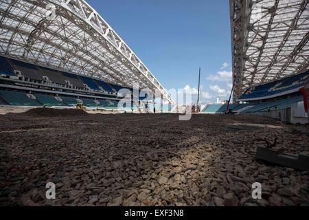 Sotchi. Le 13 juillet, 2015. Photo prise le 13 juillet 2015 présente le site de reconstruction du stade olympique Fisht, à Sochi en Russie. Stade olympique Fisht a été construit pour le 22e Jeux Olympiques d'hiver à Sotchi en 2014. Le stade est maintenant fermé pour la reconstruction de la Coupe des Confédérations 2017 et 2018 le championnat de football du monde. Crédit : Li Ming/Xinhua/Alamy Live News Banque D'Images