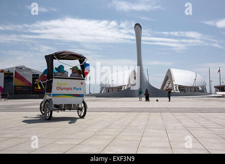 Sochi, Russie. Le 13 juillet, 2015. Les touristes à l'extérieur de la tour du Stade Olympique Fisht à Sotchi, Russie, le 13 juillet 2015. Stade olympique Fisht a été construit pour le 22e Jeux Olympiques d'hiver à Sotchi en 2014. Le stade est maintenant fermé pour la reconstruction de la Coupe des Confédérations 2017 et 2018 le championnat de football du monde. Crédit : Li Ming/Xinhua/Alamy Live News Banque D'Images