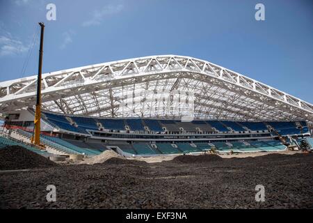 Sotchi. Le 13 juillet, 2015. Photo prise le 13 juillet 2015 présente le site de reconstruction du stade olympique Fisht, à Sochi en Russie. Stade olympique Fisht a été construit pour le 22e Jeux Olympiques d'hiver à Sotchi en 2014. Le stade est maintenant fermé pour la reconstruction de la Coupe des Confédérations 2017 et 2018 le championnat de football du monde. Crédit : Li Ming/Xinhua/Alamy Live News Banque D'Images