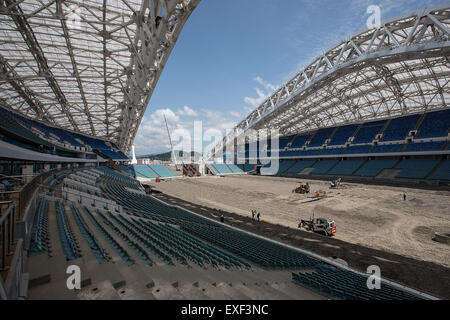 Sotchi. Le 13 juillet, 2015. Photo prise le 13 juillet 2015 présente le site de reconstruction du stade olympique Fisht, à Sochi en Russie. Stade olympique Fisht a été construit pour le 22e Jeux Olympiques d'hiver à Sotchi en 2014. Le stade est maintenant fermé pour la reconstruction de la Coupe des Confédérations 2017 et 2018 le championnat de football du monde. Crédit : Li Ming/Xinhua/Alamy Live News Banque D'Images