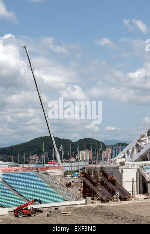 Sotchi. Le 13 juillet, 2015. Photo prise le 13 juillet 2015 présente le site de reconstruction du stade olympique Fisht, à Sochi en Russie. Stade olympique Fisht a été construit pour le 22e Jeux Olympiques d'hiver à Sotchi en 2014. Le stade est maintenant fermé pour la reconstruction de la Coupe des Confédérations 2017 et 2018 le championnat de football du monde. Crédit : Li Ming/Xinhua/Alamy Live News Banque D'Images