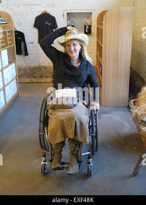 Femme dans un fauteuil roulant à un Yarra Valley Winery Banque D'Images
