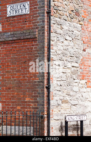 Coin de Queen Street et King Street à Emsworth, Hampshire, Royaume-Uni en juillet - coin de rue de King St et Queen St Banque D'Images