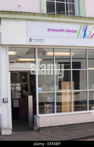 Emsworth Bibliothèque à Romsey, Hampshire, Royaume-Uni en juillet Banque D'Images