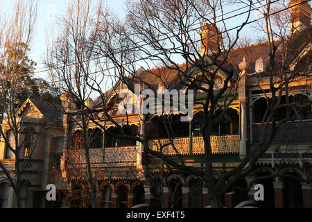 Maisons à l'extrémité nord de Glebe Point Road, dans le Glebe, une banlieue de Sydney-ouest avant le coucher du soleil. Banque D'Images