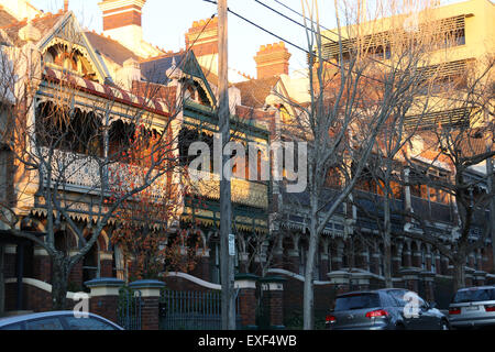 Maisons à l'extrémité nord de Glebe Point Road, dans le Glebe, une banlieue de Sydney-ouest avant le coucher du soleil. Banque D'Images