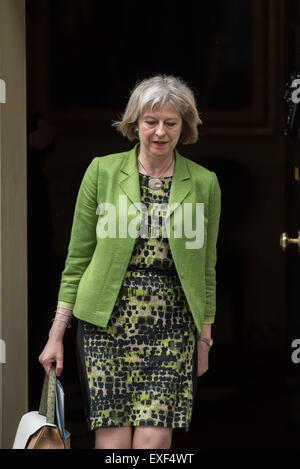 Les ministres arrivent à la première réunion du Cabinet après les élections au 10 Downing Street. Avec : Theresa Mai Où : London, Royaume-Uni Quand : 12 mai 2015 Banque D'Images