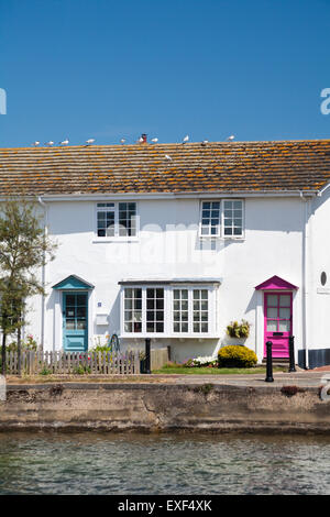 Riverside cottages en terrasses à Romsey, Hampshire, Royaume-Uni en juillet Banque D'Images