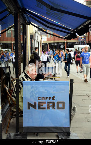 Caffe Nero sur rue Peascod à Windsor, Berkshire. Banque D'Images