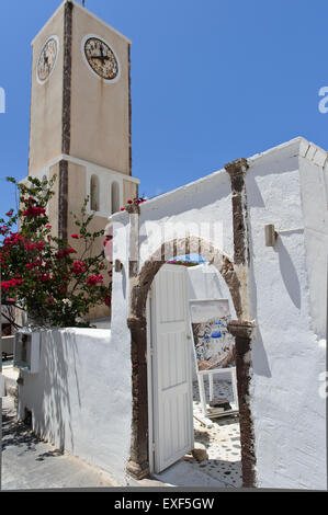 Une peinture d'une Eglise du dôme bleu et blanc sur l'affichage sur un chevalet extérieur, Santorin, Grèce. Banque D'Images