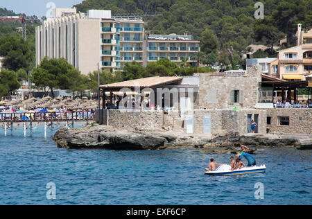 Bateaux amarrés dans les eaux claires de la Méditerranée au large de la côte de Sant Elm, Mallorca en juillet. Banque D'Images