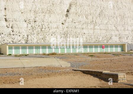 Cabines de plage sous des falaises de craie à Rottingdean près de Brighton, East Sussex, Angleterre Banque D'Images