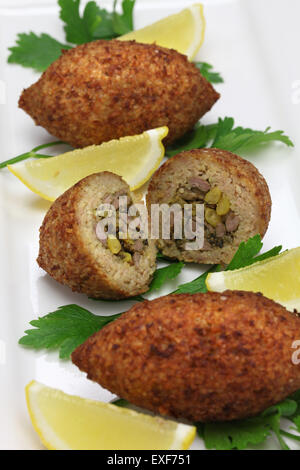 Kibbeh faits maison, moyen-orientaux, frit avec des croquettes d'agneau hachée et boulgour Banque D'Images