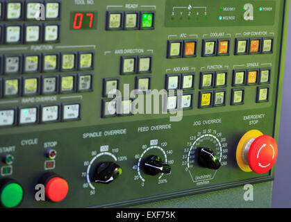 Tableau de bord de la machine CNC. Focus sélectif. Banque D'Images