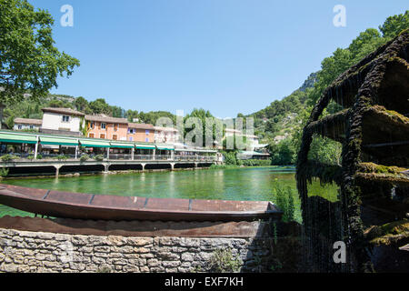 La petite ville pittoresque de Fontaine-de-Vaucluse, Provence France UE Banque D'Images