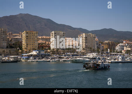 Smack de pêche entre dans le port d'Estepona Banque D'Images