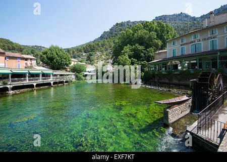 La petite ville pittoresque de Fontaine-de-Vaucluse, Provence France UE Banque D'Images