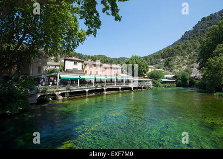 La petite ville pittoresque de Fontaine-de-Vaucluse, Provence France UE Banque D'Images