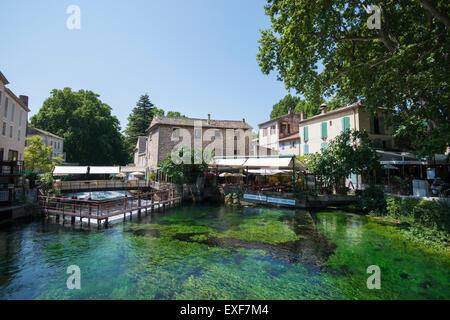 La petite ville pittoresque de Fontaine-de-Vaucluse, Provence France UE Banque D'Images