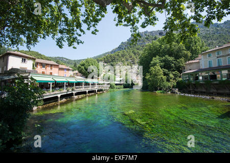 La petite ville pittoresque de Fontaine-de-Vaucluse, Provence France UE Banque D'Images