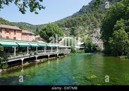 La petite ville pittoresque de Fontaine-de-Vaucluse, Provence France UE Banque D'Images