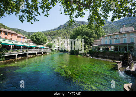 La petite ville pittoresque de Fontaine-de-Vaucluse, Provence France UE Banque D'Images