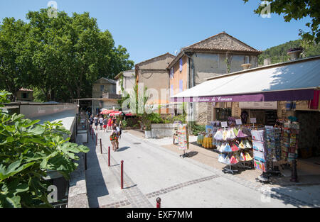 La petite ville pittoresque de Fontaine-de-Vaucluse, Provence France UE Banque D'Images