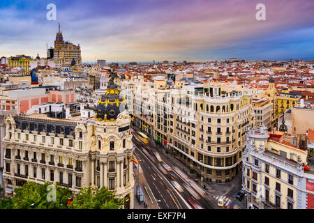 Madrid, Espagne au-dessus de la ville la rue commerçante Gran Via. Banque D'Images