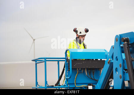 Ingénieur travaillant sur wind turbine Banque D'Images