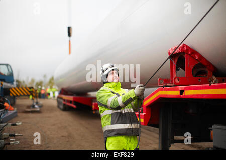 Ingénieur travaillant sur wind turbine Banque D'Images