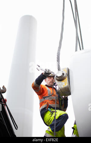 Ingénieur travaillant sur wind turbine Banque D'Images