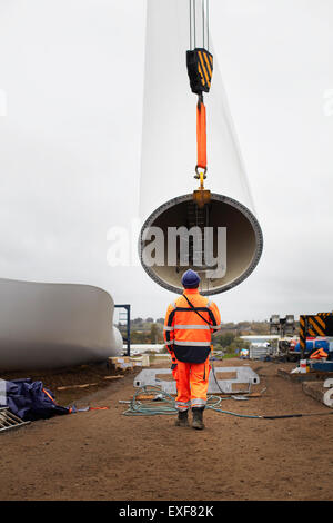 Ingénieur travaillant chez wind farm Banque D'Images