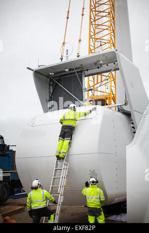 Les ingénieurs qui travaillent sur l'éolienne Banque D'Images