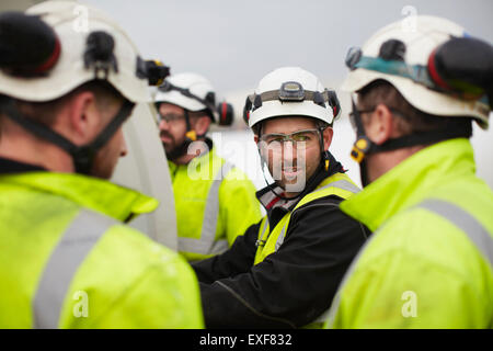 Les ingénieurs qui travaillent sur l'éolienne Banque D'Images