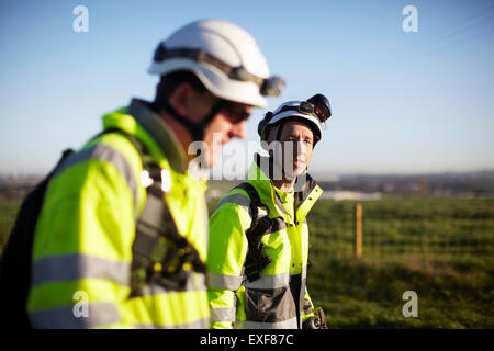Deux ingénieurs de wind farm, à marcher ensemble Banque D'Images