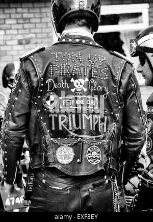 Veste en cuir Rockers couvert de clous, patchs et insignes. Tonne Jour, Jacks Hill Cafe, Northamptonshire, en Angleterre. Monochrome Banque D'Images