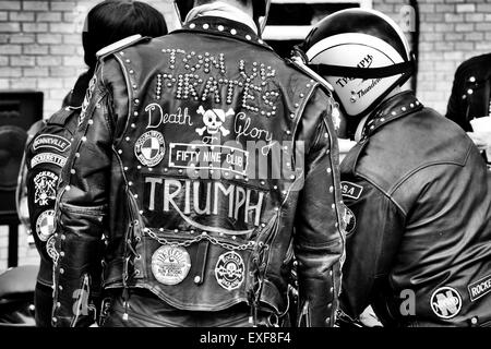 Veste en cuir Rockers couvert de clous, patchs et insignes. Tonne Jour, Jacks Hill Cafe, Northamptonshire, en Angleterre. Monochrome Banque D'Images