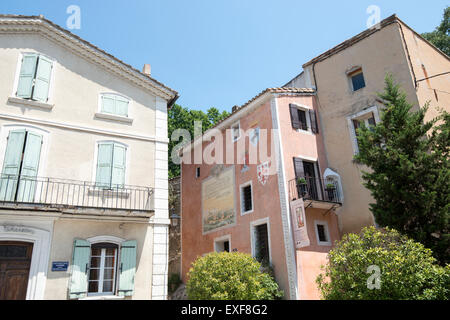 La petite ville pittoresque de Fontaine-de-Vaucluse, Provence France UE Banque D'Images