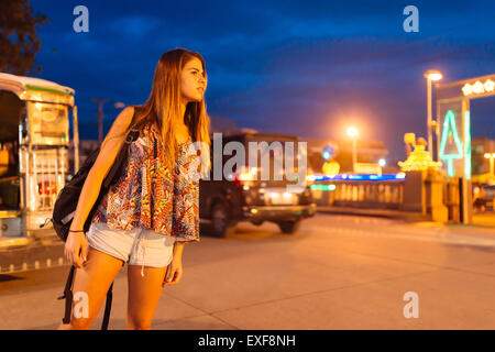 Jeune femme à la recherche de rue le soir, Tagbilaran, Bohol, Philippines Province Banque D'Images