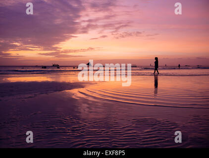 La silhouette du jeune femme sur la plage au coucher du soleil, l'île de Boracay, Visayas, Philippines Banque D'Images