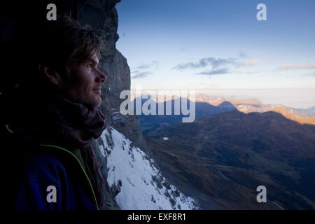 Close up of male hiker admirant vue, Jungfraujoch, Grindelwald, Suisse Banque D'Images