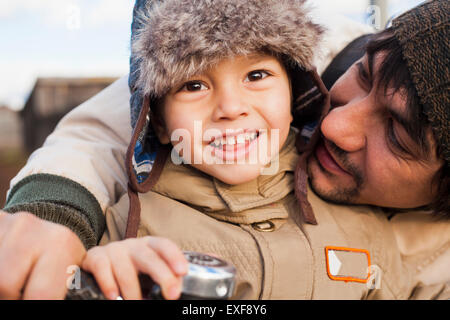 Close up portrait of mid adult man et fils sur location Banque D'Images