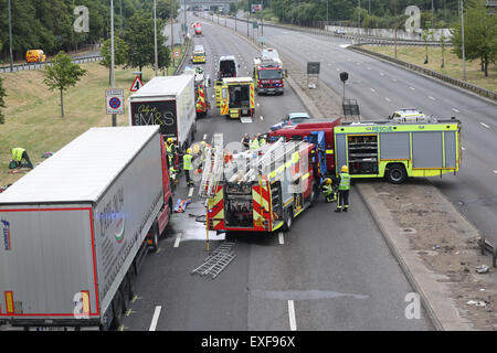 A406 North Circular près de Colney Hatch Lane, au Royaume-Uni. Le 13 juillet, 2015. La London Fire Brigade, Ambulance, London Air Ambulance et de la police a répondu à une grave collision sur l'A406 North Circular près de Colney Hatch Lane dans l'après-midi du 13 juillet 2015 : Crédit Finn Nocher/Alamy Live News Banque D'Images