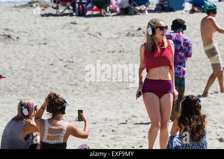 San Luis Obispo, Californie - les jeunes adultes de s'amuser et danser sur la plage portant des écouteurs dans un concert de silence, le 03 mai 2015 Banque D'Images