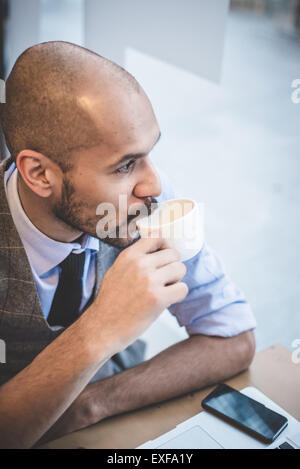 Portrait of businessman sitting in cafe boire du café Banque D'Images