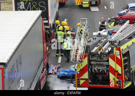 A406 North Circular près de Colney Hatch Lane, au Royaume-Uni. Le 13 juillet, 2015. Les services d'urgence sur les lieux - la London Fire Brigade, Ambulance, London Air Ambulance et de la police a répondu à une grave collision sur l'A406 North Circular près de Colney Hatch Lane dans l'après-midi du 13 juillet 2015 : Crédit Finn Nocher/Alamy Live News Banque D'Images