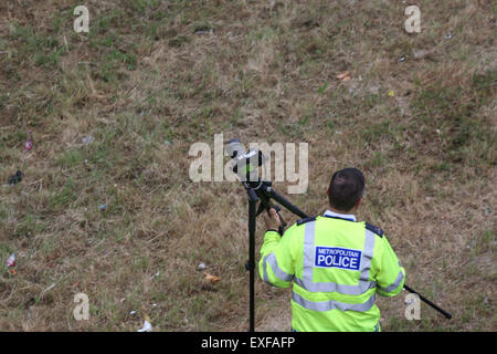 A406 North Circular près de Colney Hatch Lane, au Royaume-Uni. Le 13 juillet, 2015. Un enquêteur collision de la police sur les lieux - la London Fire Brigade, Ambulance, London Air Ambulance et de la police a répondu à une grave collision sur l'A406 North Circular près de Colney Hatch Lane dans l'après-midi du 13 juillet 2015 : Crédit Finn Nocher/Alamy Live News Banque D'Images