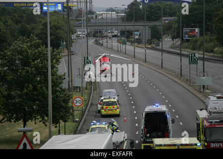 A406 North Circular près de Colney Hatch Lane, au Royaume-Uni. Le 13 juillet, 2015. Air ambulance sur les lieux - la London Fire Brigade, Ambulance, London Air Ambulance et de la police a répondu à une grave collision sur l'A406 North Circular près de Colney Hatch Lane dans l'après-midi du 13 juillet 2015 : Crédit Finn Nocher/Alamy Live News Banque D'Images